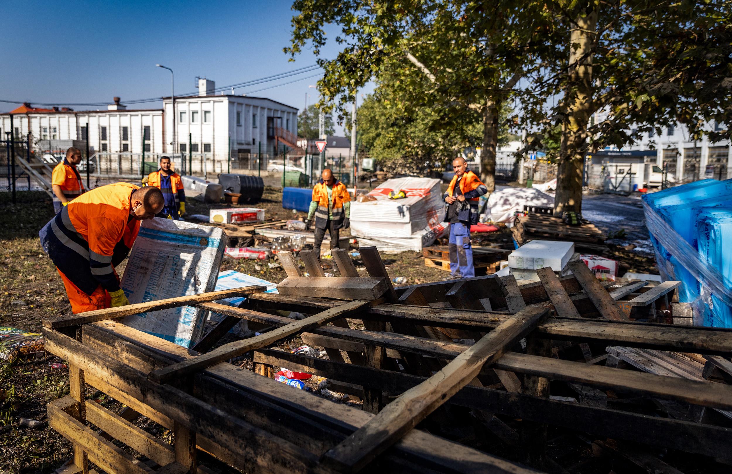 Romové uklízí následky po povodních v ostravské části Přívoz, 18. 9. 2024 (FOTO: Miroslav Klempár)