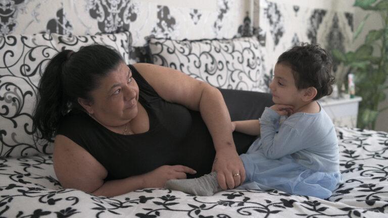 marie Hučková s dvouletou Anabel v dokumentárním filmu Dajori (FOTO: