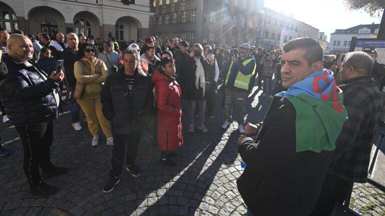 Shromáždění Romů v Náchodě, které chtělo upozornit na rostoucí obavy Romů o svou bezpečnost ve městě, 9. 11 2024 (FOTO: ČTK / Vostárek Josef)