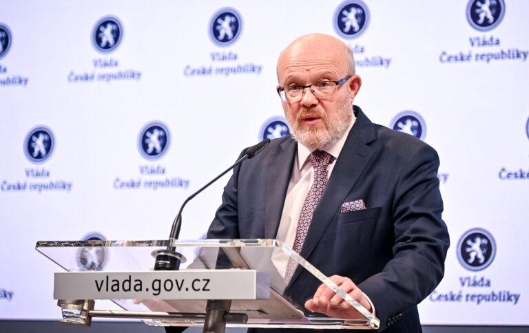 Ministr zdravotnictví Vlastimil Válek na tiskové konferenci po jednání vlády (FOTO: Úřad vlády ČR)