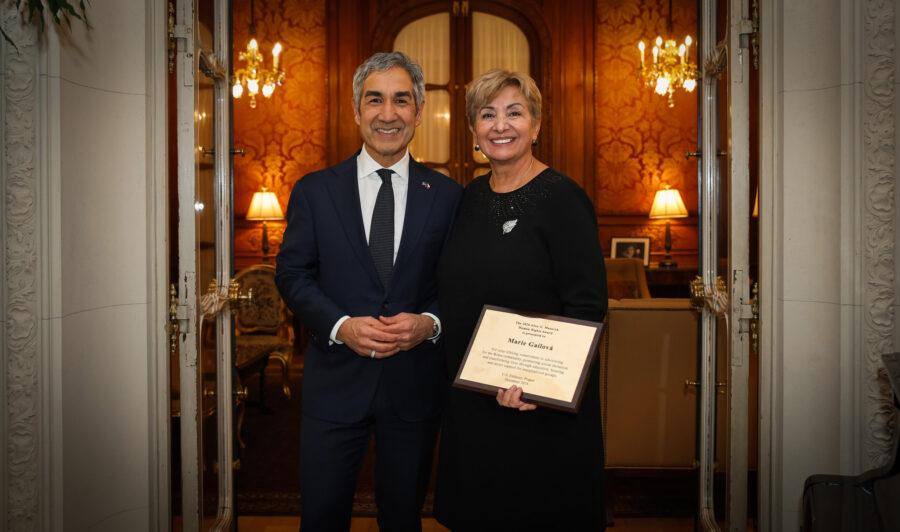 Marie Gailová. Ocenění dostala za celoživotní odhodlání hájit romskou komunitu. Cenu jí ve středu předal americký velvyslanec Bijan Sabet (FOTO: Velvyslanectví USA)