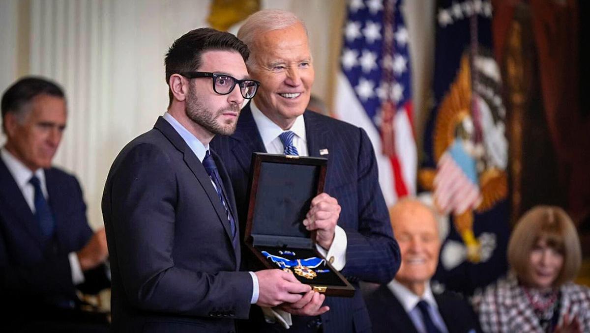 Prezident Joe Biden ocenil filantropa George Sorose nejvyšším americkým vyznamenáním. Medaili svobody za svého otce převzal jeho syn Alexander Soros, 4. 1. 2024 (FOTO: Open Society Foundations)