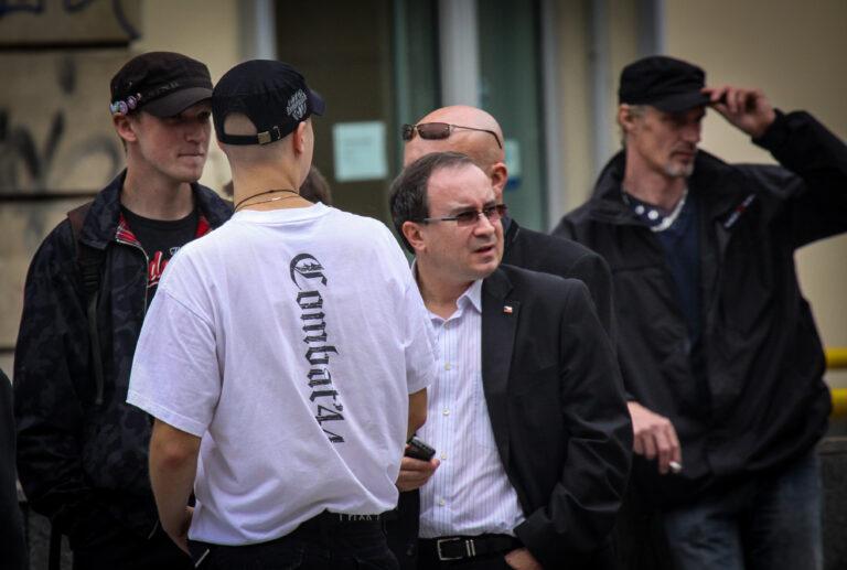 Tomáš Vandas ve společnosti dalších extremistů během protestu proti pochodu Prague Pride v roce 2011 (FOTO: se svolením Tolerance a občanská společnost)