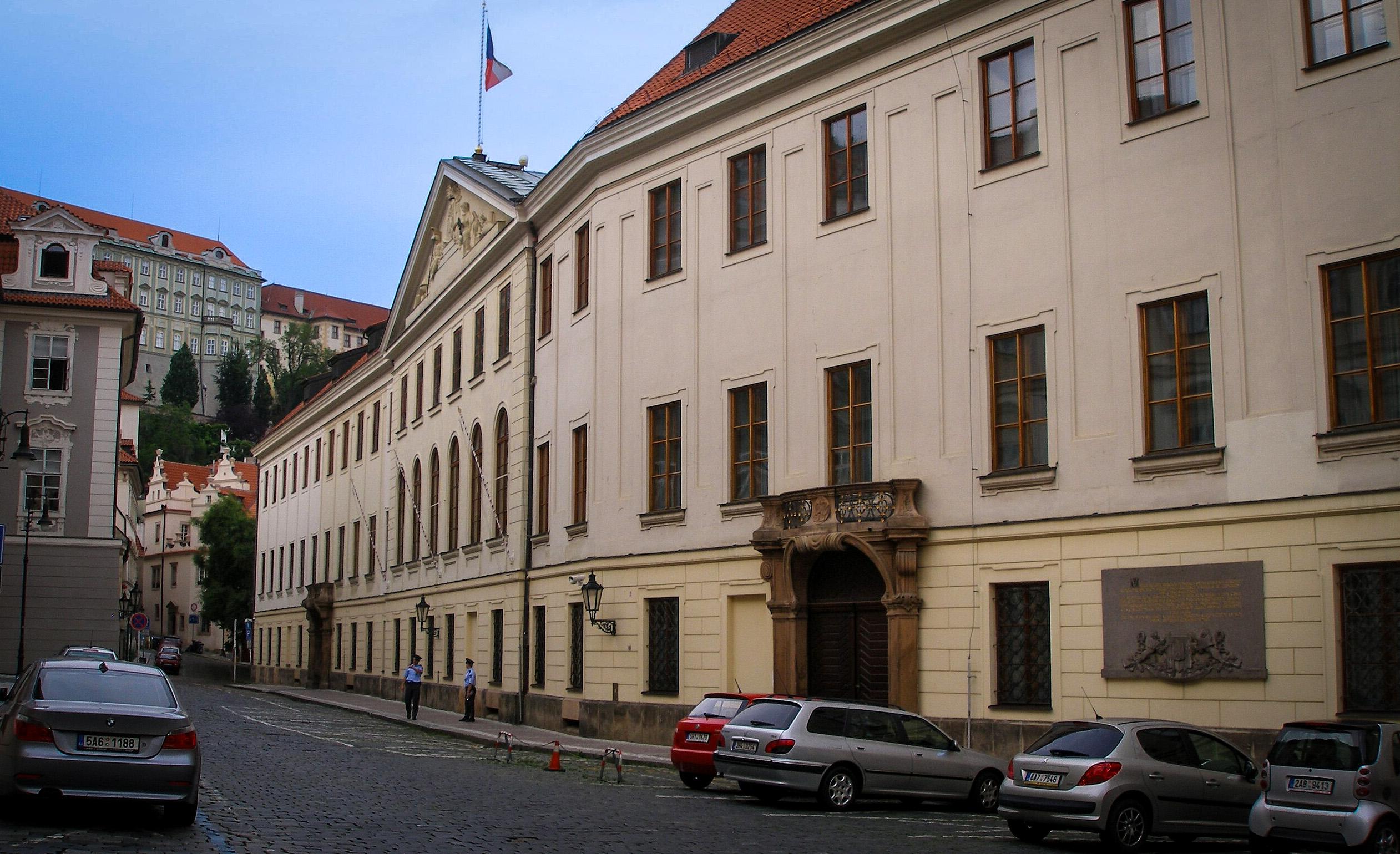 Budova Poslanecké sněmovny Parlamentu České republiky ve Sněmovní ulici v Praze. (FOTO: Wikimedia Commons, Jan Polák)