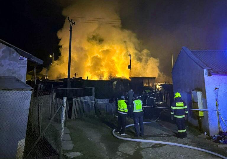 Plameny pohltily osm obydlí ve Veľkém Šariši. Tragický požár si vyžádal pět životů, včetně čtyř malých dětí, 19. 3. 2025 (FOTO: Dobrovoľný hasičský zbor Župčany)