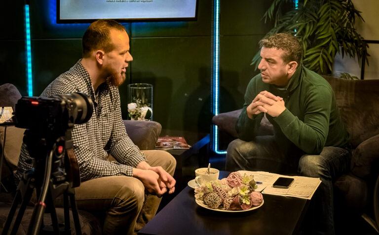 Dušan Vaněk a Richard Samko ve studiu ROMEA TV (FOTO: Lukáš Cirok)
