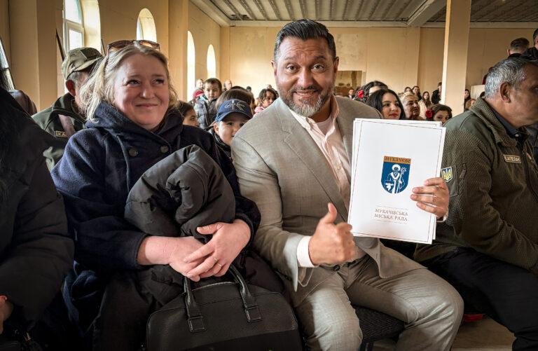 Ředitel organizace Romodrom Nikola Taragoš s oceněním od města Mukačevo (FOTO: se svolením organizace Romodrom)