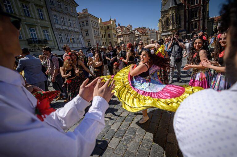 Defilé účinkujících na Světovém romském festivalu Khamoro prošlo centrem Prahy, 3. 6. 2023 (FOTO: Petr Zewlakk Vrabec)