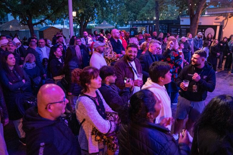 Návštěvníci festivalu Khamoro během zahajovací party v Gauči na pražském Výstavišti, Praha, 25. května 2025 (FOTO: Richard Horváth)