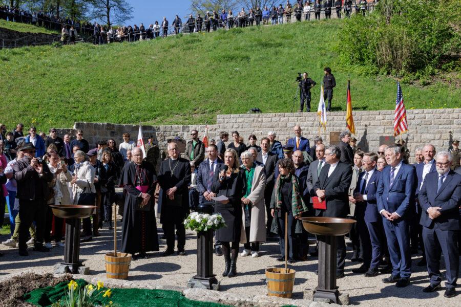 Pohřeb lidských ostatků, které byly nedávno objeveny při stavebních pracích v areálu bývalého koncentračního tábora Flossenbürg (FOTO: Thomas Dashuber/KZ Gedenkstätte Flossenbürg)