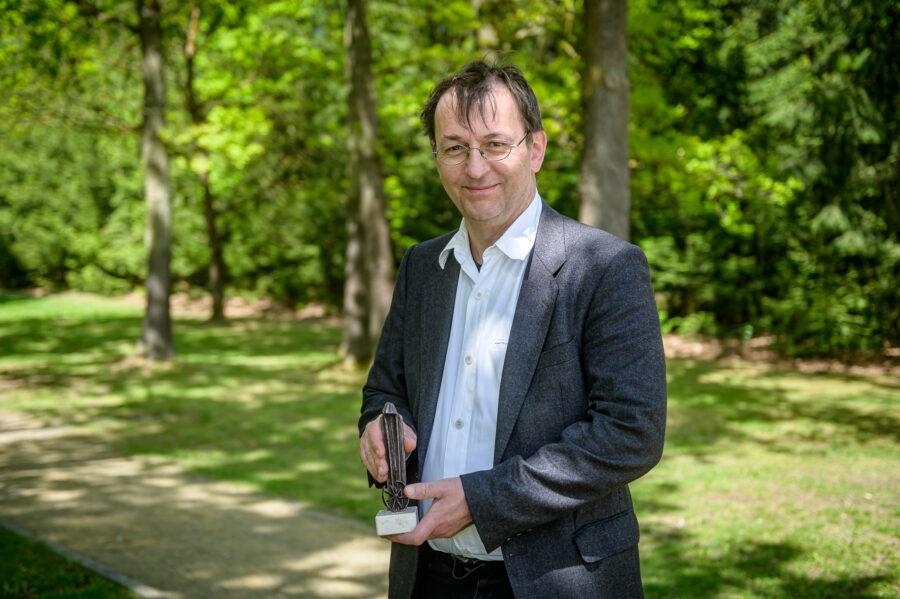 Ceny za lidskost, kterou každoročně uděluje Výbor pro odškodnění romského holokaustu, získal německý novinář a publicista Markus Pape. 11. 5. 2025 (FOTO: Markus Pape)