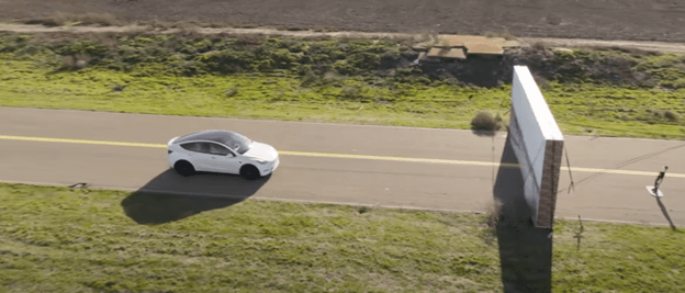 Pokus s automobilem (FOTO: Mark Rober)