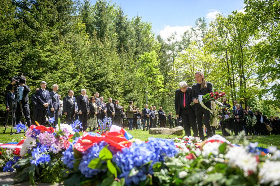 Ivan Bartoš (Piráti) a Josef Miker pokládají květiny u památníku během pietního aktu v Letech u Písku, 11. 5. 2025 (FOTO: Petr Zewlakk Vrabec)