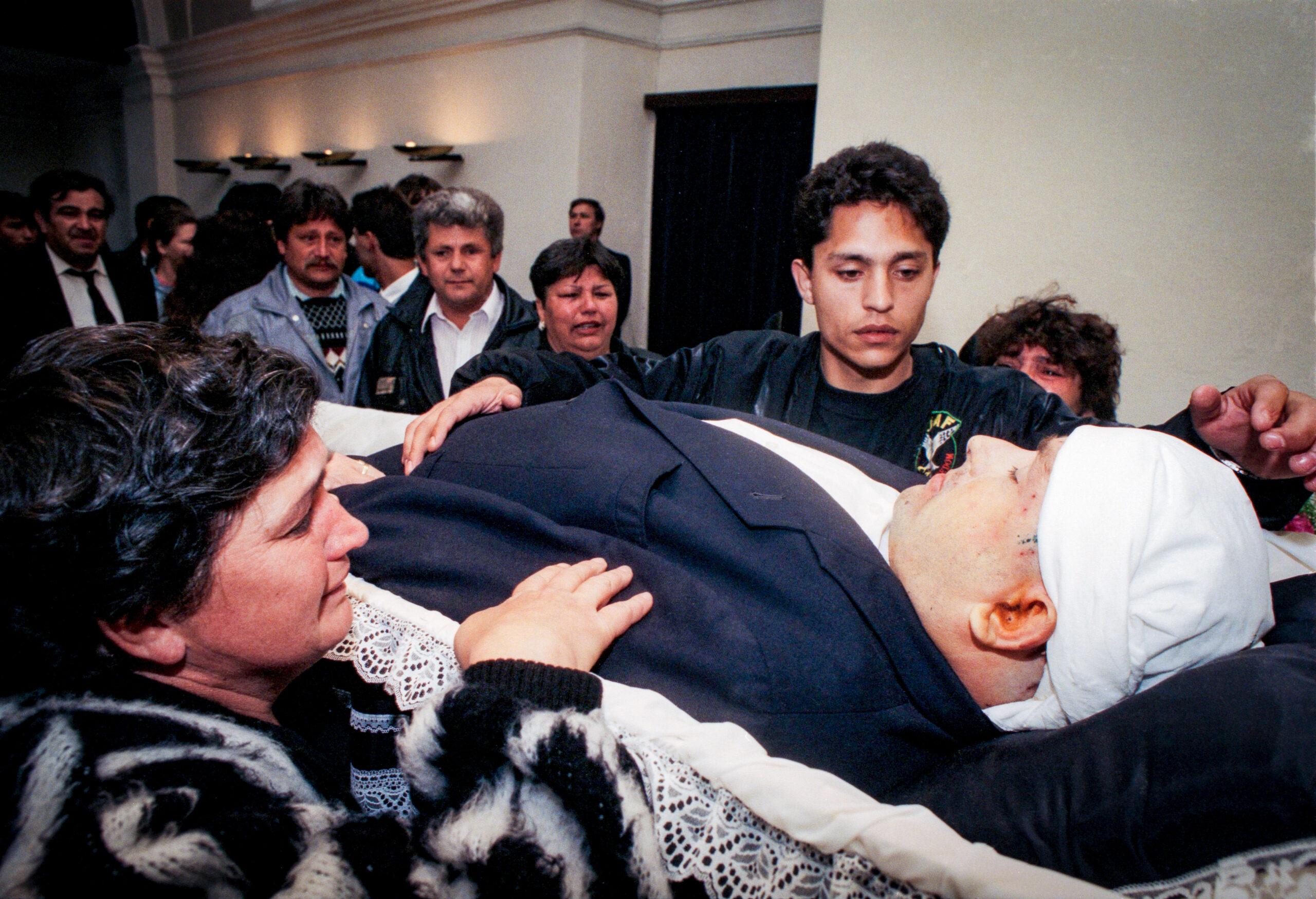 Pohřeb Roma Tibora Berkiho (Berki), který se stal obětí rasově motivované vraždy, 19. 5. 1995 (FOTO: ČTK / Zehl Igor)