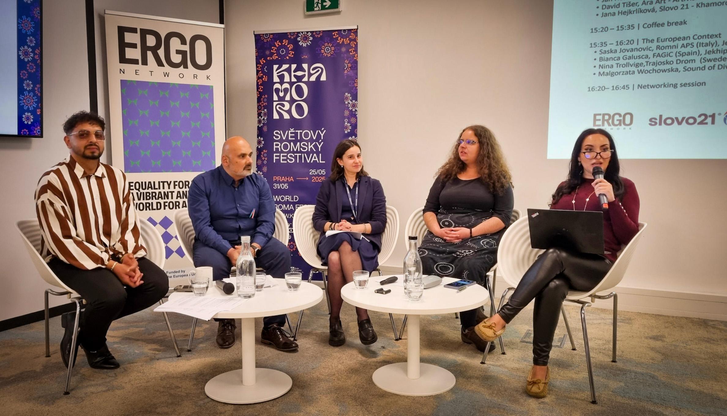Na panelové diskusi pořádané v rámci Světového romského festivalu Khamoro v Praze představili zástupci romských organizací své přístupy k boji proti anticikanismu prostřednictvím kultury a umění. Zleva: David Tišer (Ara Art), Jan Husák (Awen Amenca), zástupkyně ERGO Network a Slova 21 (FOTO: Ana Rozanova-Szoke)