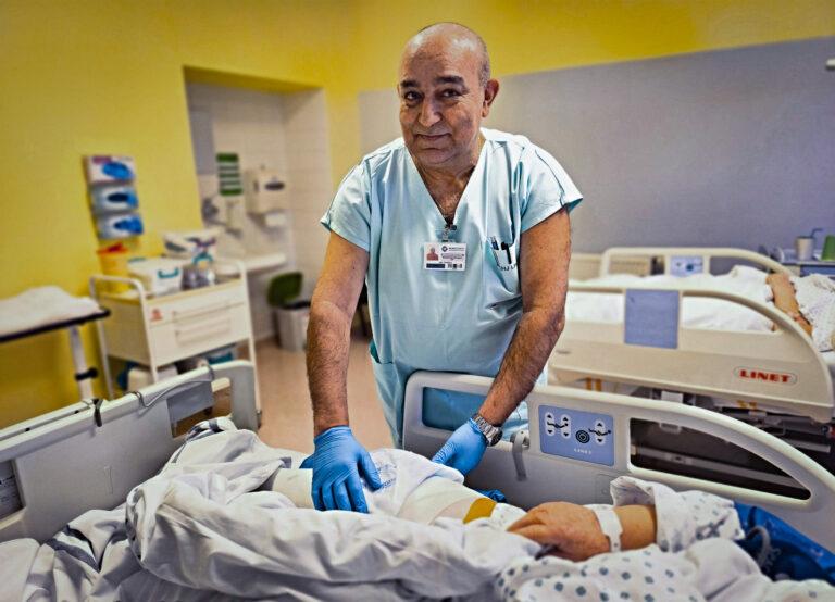 Sanitář Ján Oračko pracuje v Litomyšlské nemocnici (FOTO: Nemocnice Pardubického kraje)
