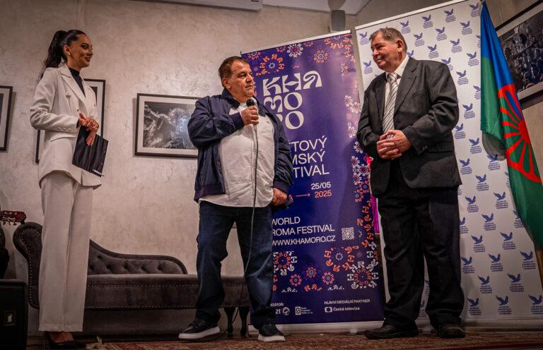 Zleva moderátorka večera Nikola Kokyová, Emil Ščuka a autor knihy Jaroslav Balvín během slavnostního křtu publikace „Quo vadis, Romové? Ptá se Emil Ščuka“, 26. 5. 2025 (FOTO: Lukáš Cirok)