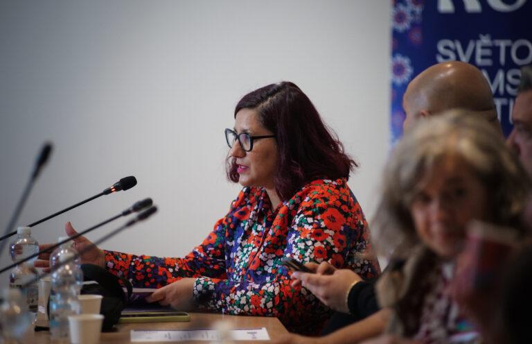 Vládní zmocněnkyně pro záležitosti romské menšiny Lucie Fuková během svého vystoupení na kulatém stole „Integrace Romů v Praze: Od strategie k praxi“, který se konal 26. května 2025 na Staroměstské radnici jako součást festivalu Khamoro (FOTO: Jan Mihaliček, ml.)