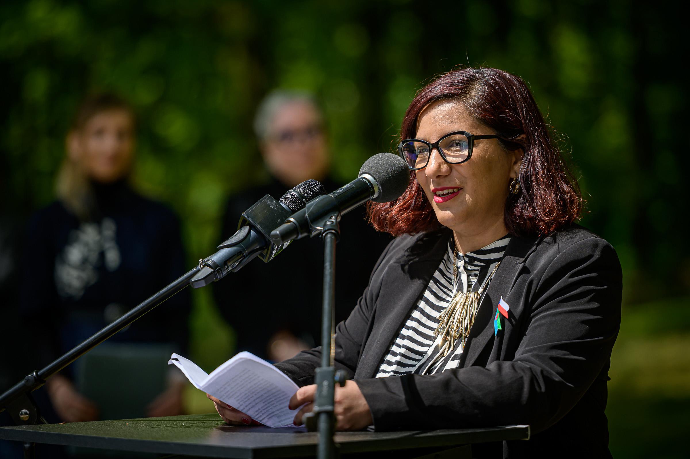 Vládní zmocněnkyně pro záležitosti romské menšiny Lucie Fuková během pietního aktu v Letech u Písku, 11. 5. 2025 (FOTO: Petr Zewlakk Vrabec)
