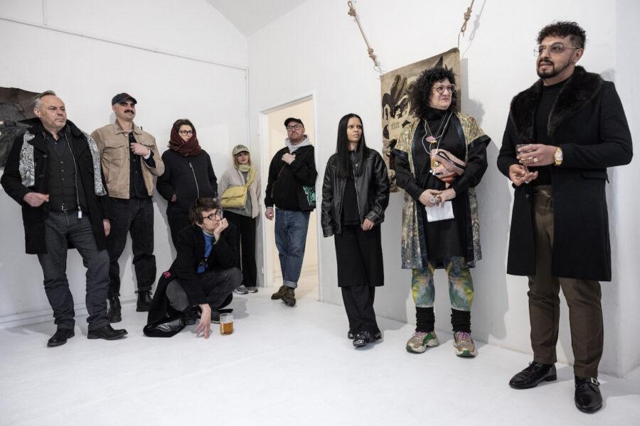 Vernisáž výstavy „Rohatí“ proběhla 7. dubna v pražském prostoru Artivist Lab. Na snímku kurátorka Tamara Moyzes (druhá zleva), David Tišer (zcela vlevo) a hosté vernisáže při úvodním slovu (FOTO: Josef Rabara)