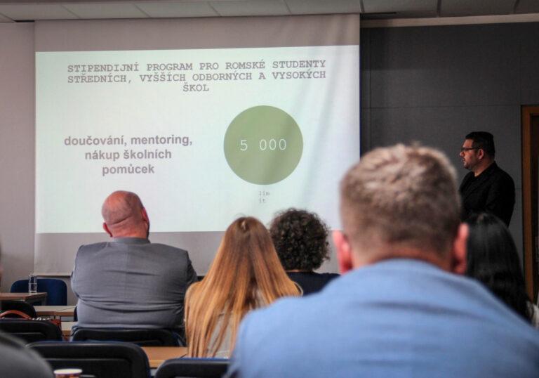 Štefan Balog, manažer stipendijního programu ROMEA, na Roma Road Show v Jihlavě, 21. května 2025 (FOTO: Anna Kociánová)