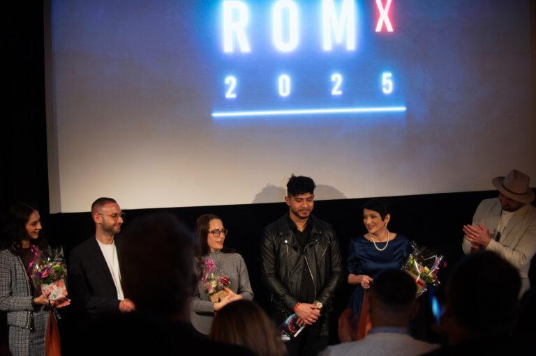 Řečníci prvního ročníku ROMx po skončení akce na pódiu (FOTO: se svolením ARA ART)
