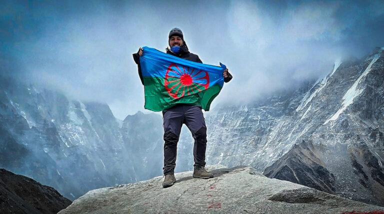 Gennaro Spinelli s romskou vlajkou na úpatí nejvyšší hory světa, 30. 4. 2025 (FOTO: se svolením Gennara Spinelliho)