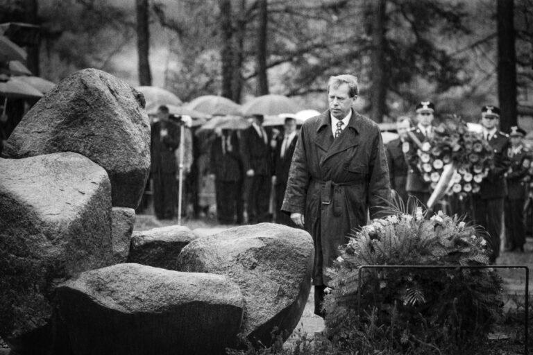 Prezident ČR Václav Havel odhalil pomník romským obětem 2. světové války v Letech u Písku, 13. 5. 1995 (FOTO: ČTK / Sýbek Jaroslav)