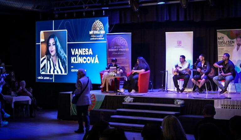 Stipendistka organizace ROMEA Vanesa Klíncová během svého vystoupení na druhém ročníku akce Mít svůj sen, který se uskutečnil 3. května 2025 v Kongresovém centru Palác Pardubice (FOTO: Lukáš Cirok)
