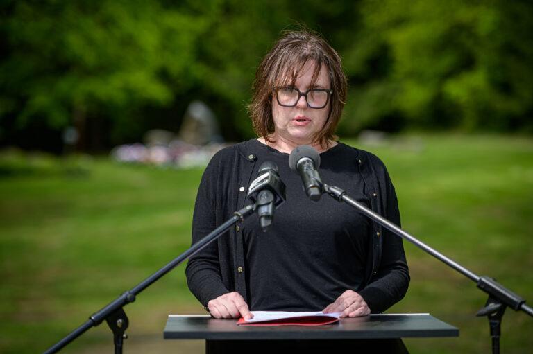 Hana Voráčová, vedoucí Sbírkového oddělení Muzea romské kultury, během pietního aktu v Letech u Písku, 11. 5. 2025 (FOTO: Petr Zewlakk Vrabec)