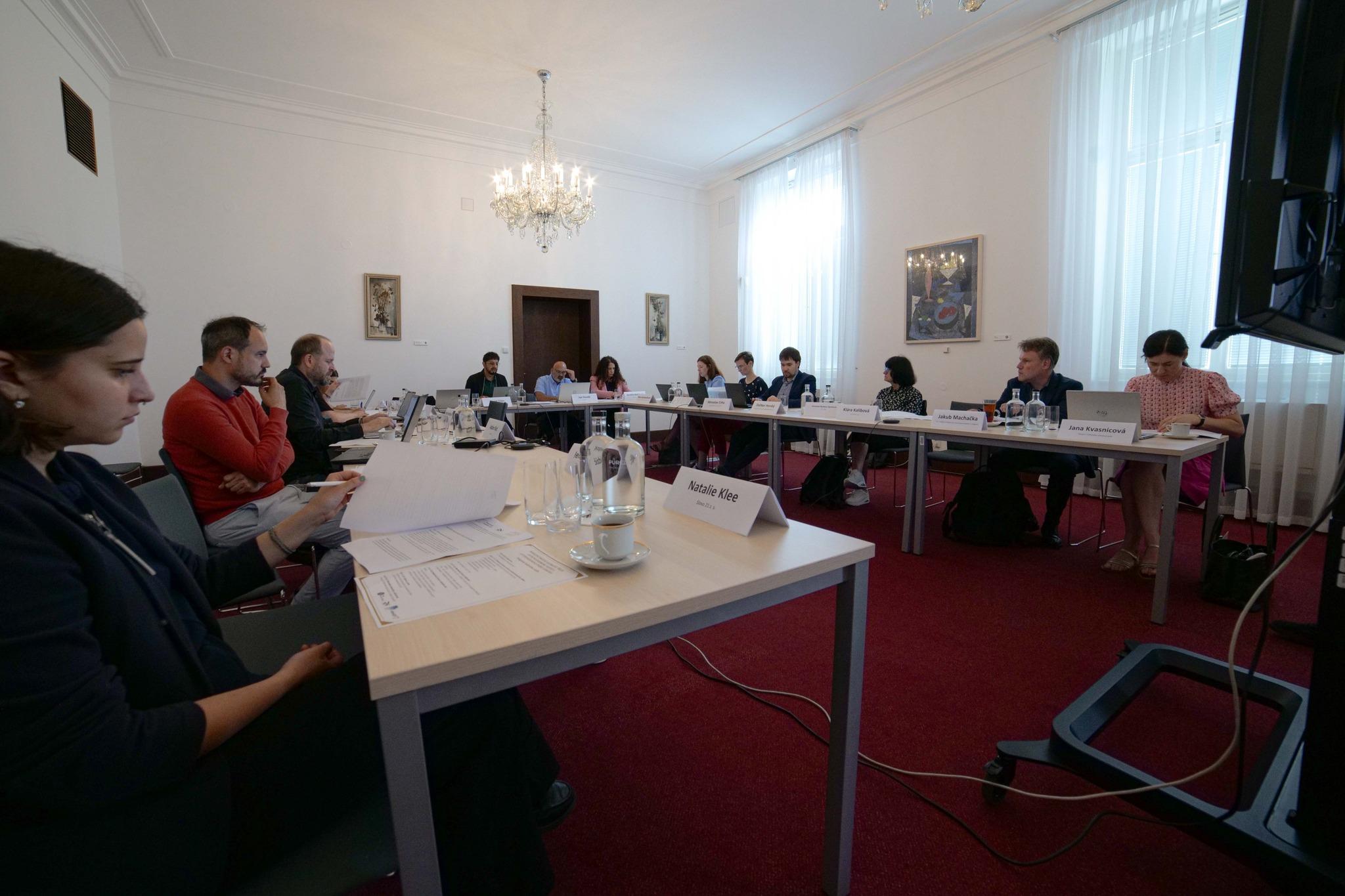 Účastníci kulatého stolu během debaty o návrhu novely antidiskriminačního zákona, který připravila síť RomanoNet, 23. 6. 2025 (FOTO: Jan Mihaliček ml., RomanoNet)