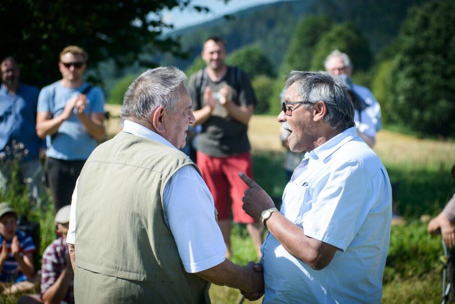 Jan Tesař a Čeněk Růžička během sázení památného stromu Josefa Serinka u Spělkova, 31. 7. 2017 (FOTO: Petr Zewlakk Vrabec)