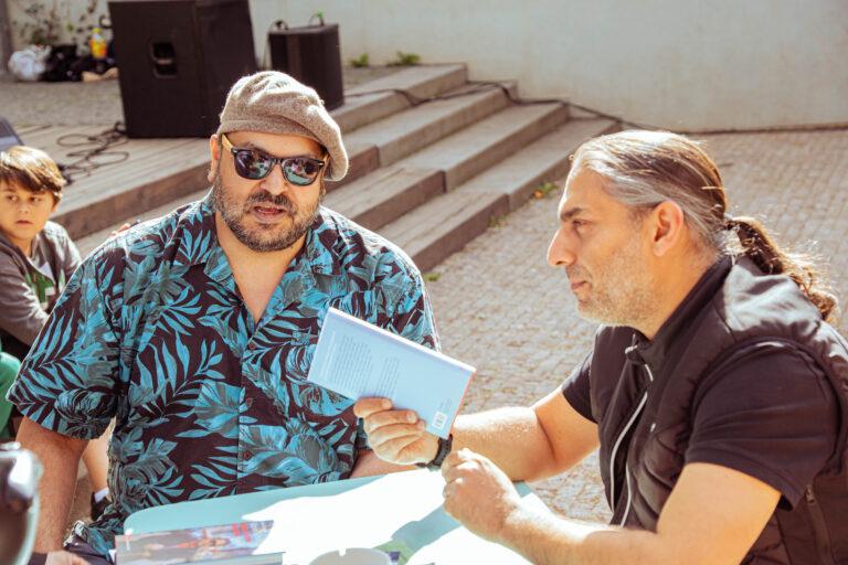 Hudebník Mário Bihári (vlevo) a novinář Patrik Banga během křtu jejich knihy Hudbu vidím barevně, 29. 5. 2025 (FOTO: Richard Horváth)