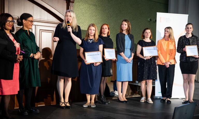 Zástupkyně oceněných firem přebírají Ceny Charty diverzity 2025 během slavnostního večera ve Fantově sále pražského hlavního nádraží, 30. 5. 2025 (FOTO: se svolením Byznys pro společnost)