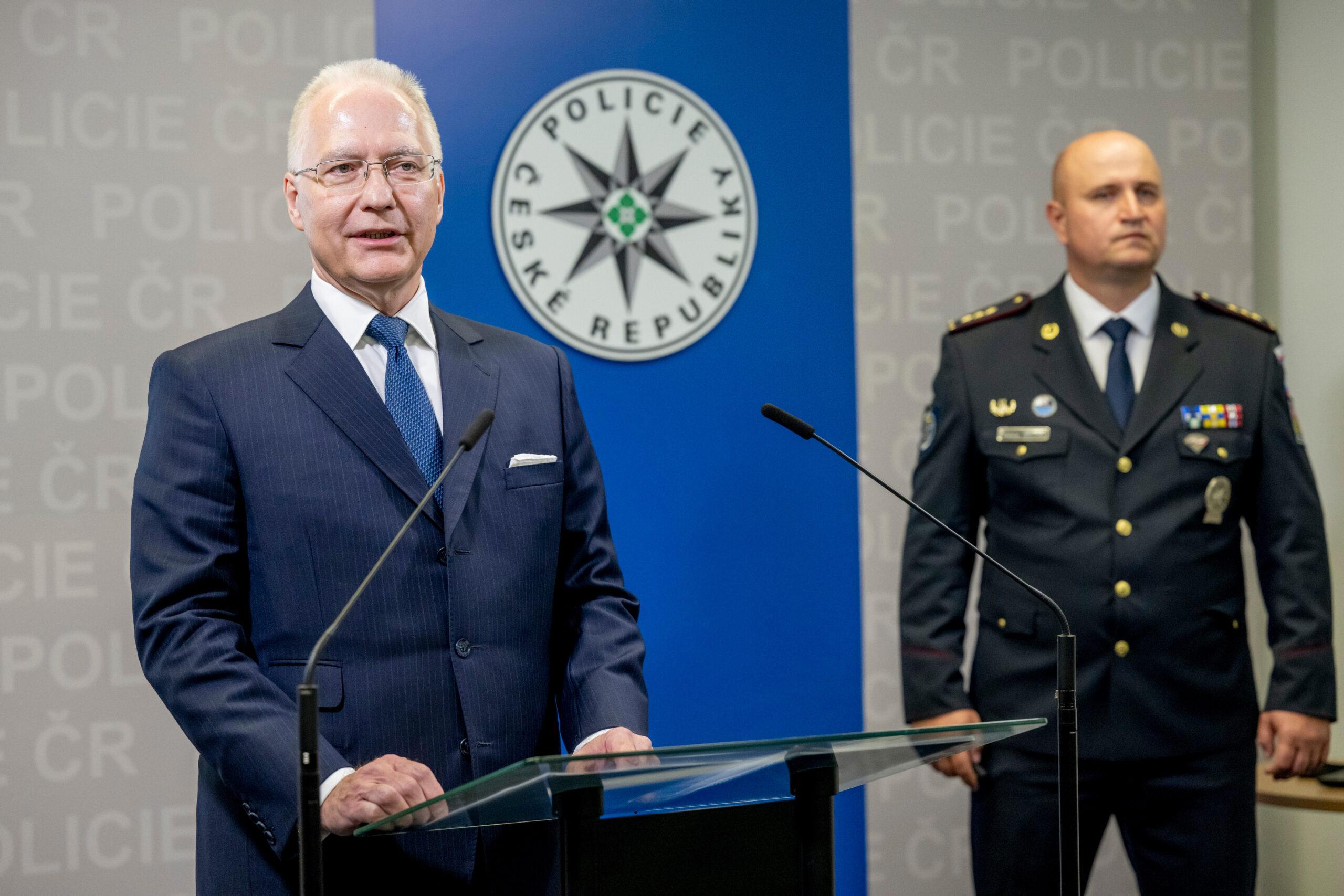 Ředitel Bezpečnostní informační služby (BIS) Michal Koudelka (vlevo) a ředitel Národní centrály proti terorismu, extremismu a kybernetické kriminalitě (NCTEKK) Břetislav Brejcha vystoupili na tiskové konferenci k výsledkům mezinárodní operace proti skupině osob podezřelých z podpory a propagace terorismu a přípravy teroristického útoku, 25. června 2025, Praha (FOTO: ČTK / Deml Ondřej)