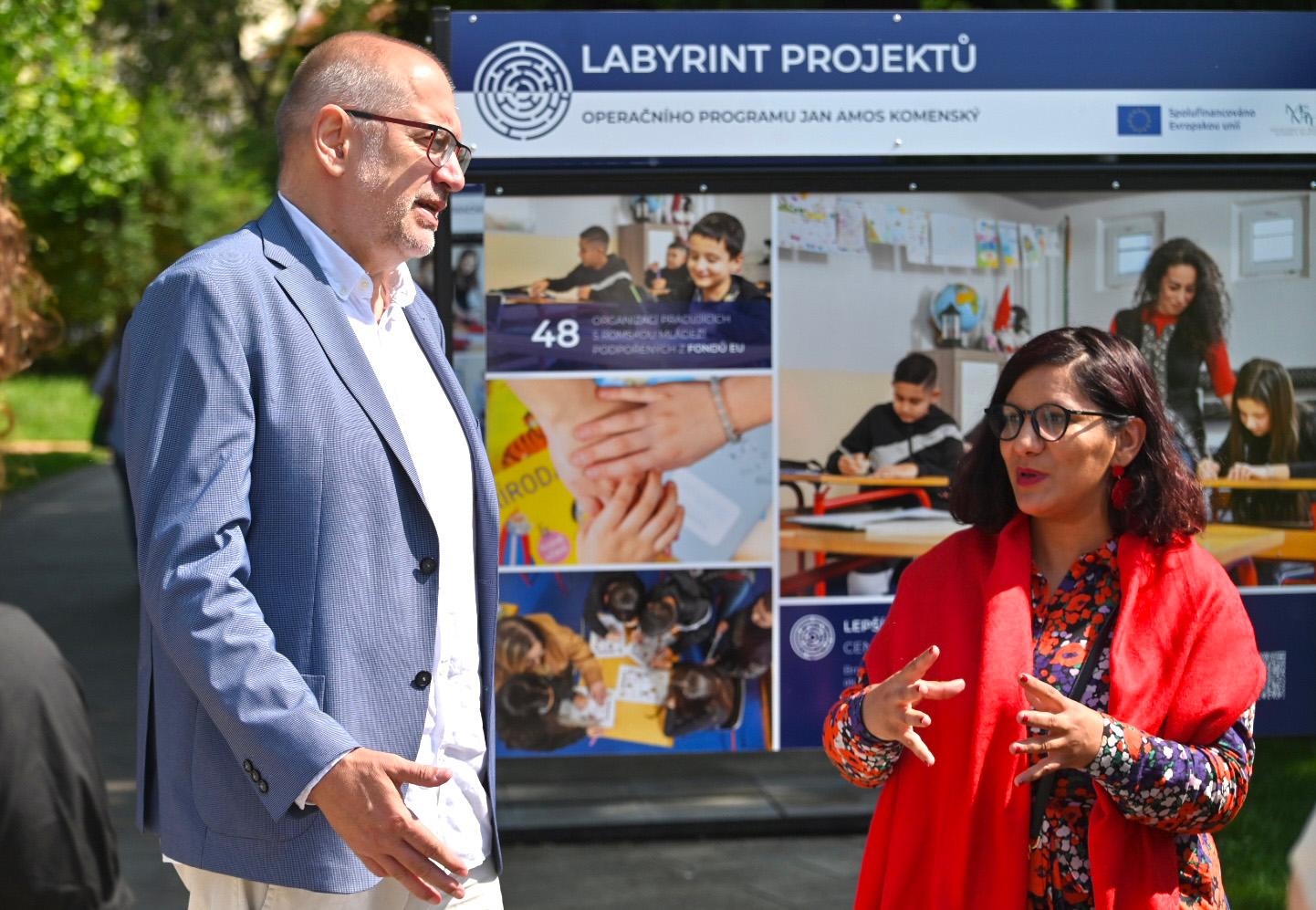Ministr školství Mikuláš Bek a zmocněnkyně vlády pro záležitosti romské menšiny Lucie Fuková navštívili výstavu „Labyrint projektů“ na Moravském náměstí v Brně. Výstava představuje deset vybraných iniciativ podpořených z Operačního programu Jan Amos Komenský, včetně projektů zaměřených na podporu vzdělávání romských dětí, 13. 6. 2025 (FOTO: Tomáš Hájek)