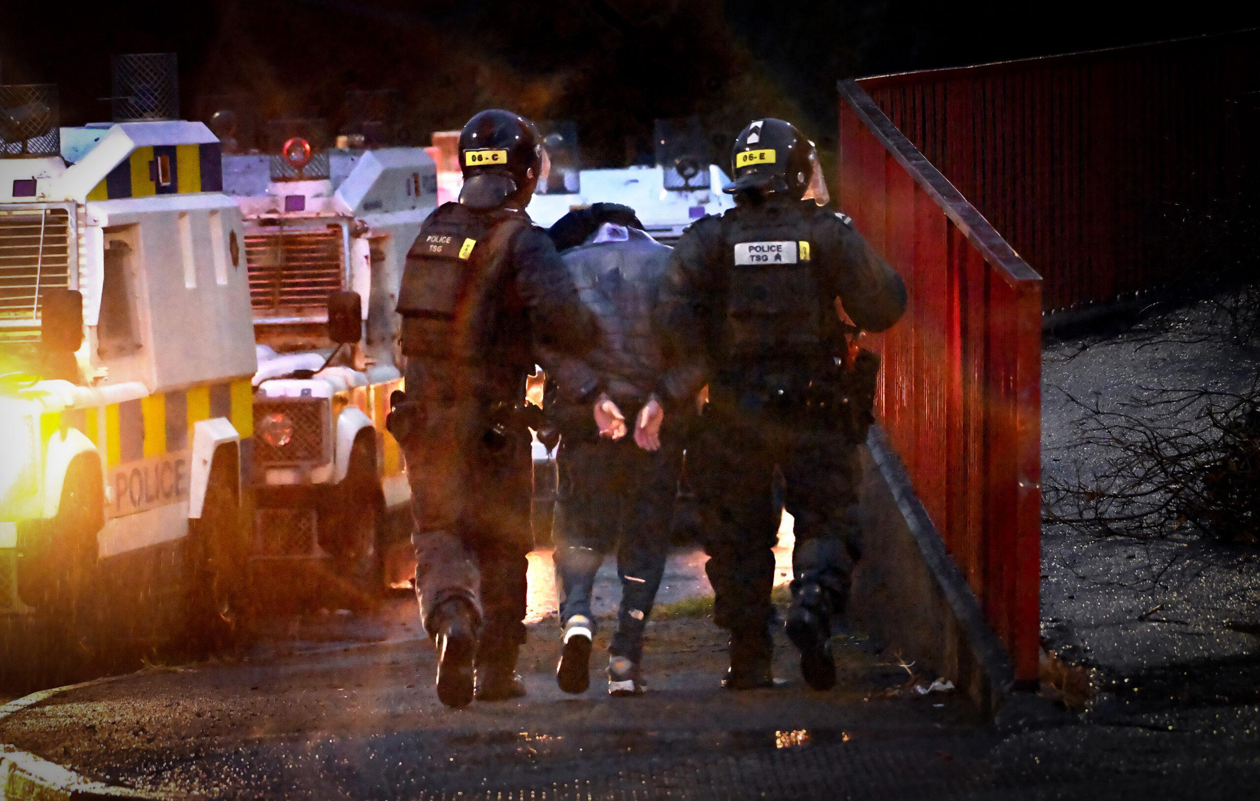 Policie během potlačování nepokojů proti imigraci v severoirském Portadownu,12. 6. 2025 (FOTO: Alan Lewis Belfast / Splash / Profimedia)