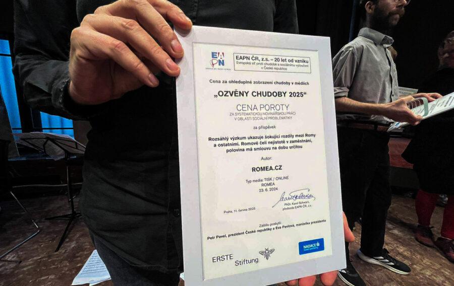 Cena poroty Ozvěny chudoby 2025 pro Romea.cz (FOTO: Kristián Szinai)
