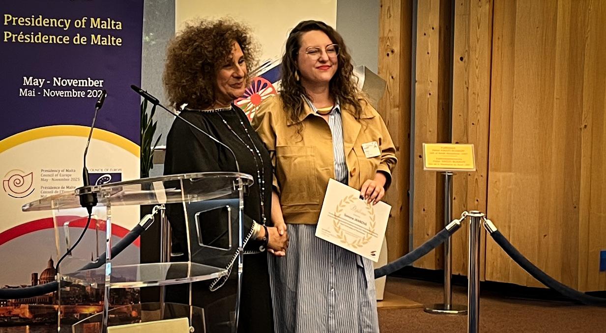 Redaktorka lokální redakce Okraj z Moravskoslezského kraje Simona Janíková během přebírání prestižního ocenění Journalism Excellence Award 2025 ve Štrasburku, 18. 6. 2025 (FOTO: Jan Žabka)