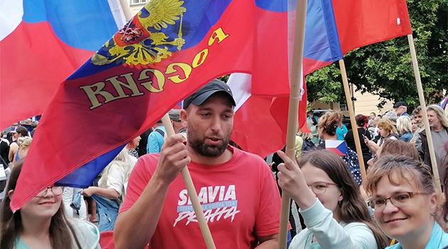 Na demonstraci proti vládě Petra Fialy vlály ruské vlajky. Jednu nesl i Tomáš Čermák (FOTO: Jenny Nowak)
