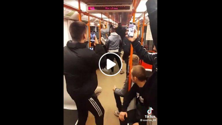 Video z pražského metra pobouřilo "slušné občany". (FOTO: repro Facebook)