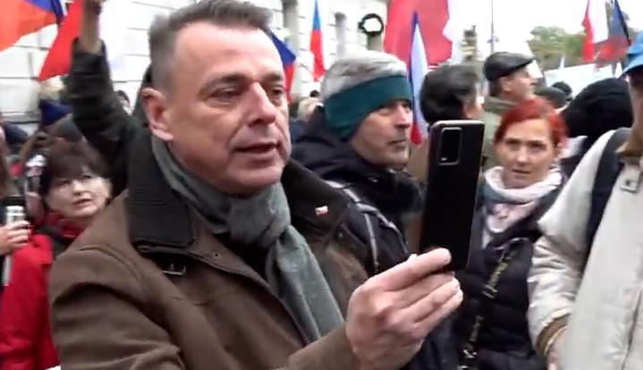 The man who shouted racist insults on 17 November 2022 at Richard Samko; he is a business man from the Ústecký Region and ran as a candidate for the SPD in the local elections. (PHOTO: Youtube.com)