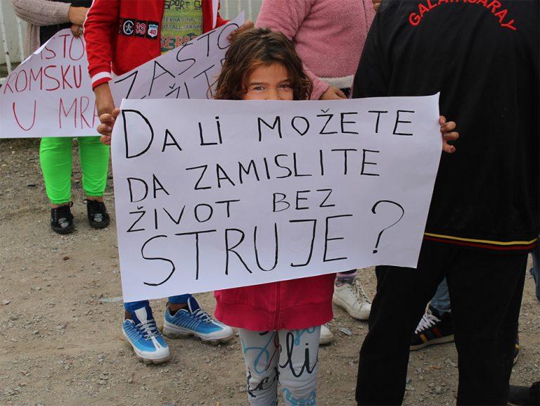 "Dovedete si představit život bez elektřiny?" Jeden z transparentů při demonstraci srbských Romů v lednu 2023 (FOTO: Open Society Roma Initiatives)