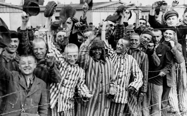 Osvobození koncentračního tábora Dachau (FOTO: United States Holocaust Memorial Museum)