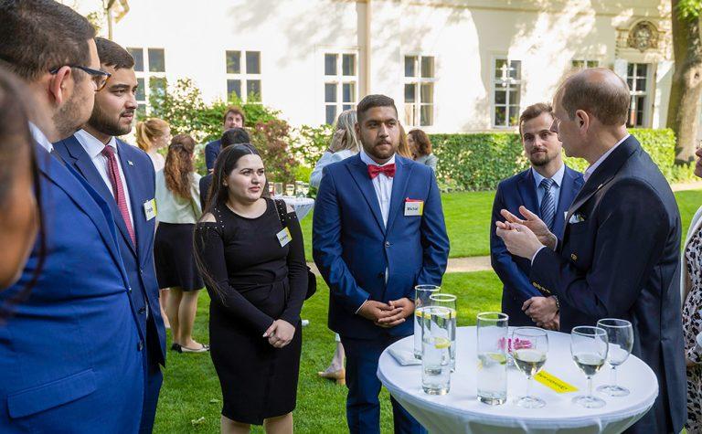 Stipendisté organizace ROMEA během setkání s princem Edwardem (24. 5. 2023, FOTO: Velvyslanectví Velké Británie)