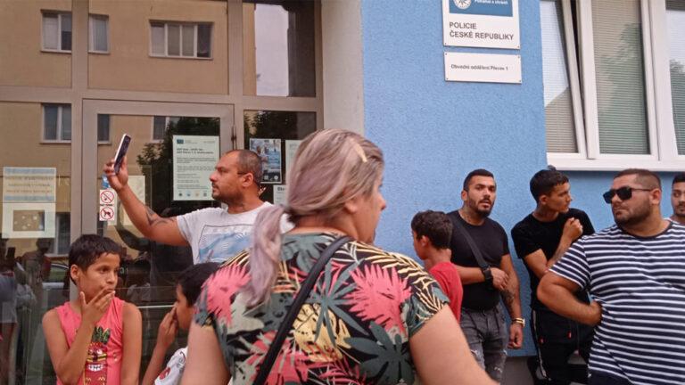 Několik desítek Romů se v pondělí 10. 7. 2023 shromáždilo před policejní stanicí v Přerově, kde žádali řádné prošetření