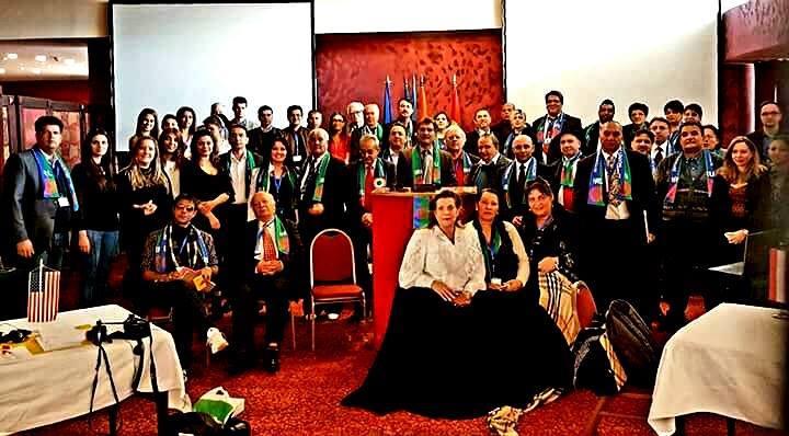 Severní Makedonie 2016 - desátý kongres IRU ve Skopje. Tore-Jarl Bielenberg (v červeném svetru) vpravo vedle prezidenta IRU Zorana Dimova u rečnického pultu (FOTO: se svolením T. J. Bielenberga)