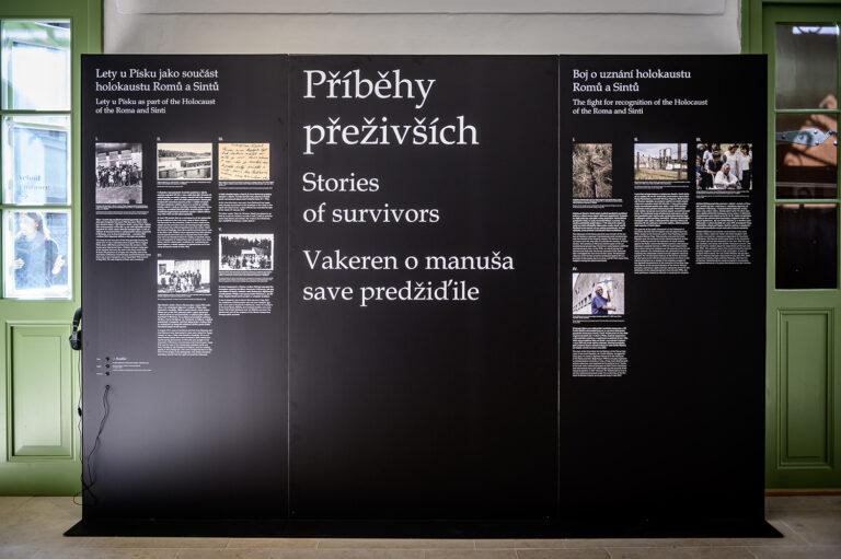 Výstava Příběhy přeživších. Lety u Písku jako místo paměti holokaustu Romů a Sintů, 15. 4. 2024 (FOTO: Petr Zewlakk Vrabec, se svolením Muzea romské kultury)