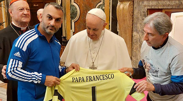 Pope Francis receives Romani footballers, including Jaroslav Horváth ...